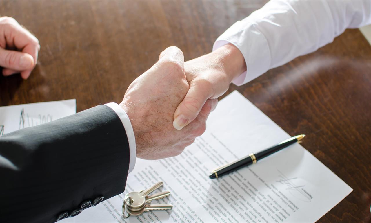 Агенция за недвижими имоти „Уни Комерс“ предлага два варианта на работа с клиенти