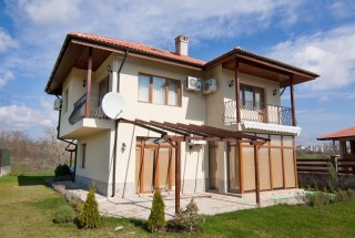 къщи в България