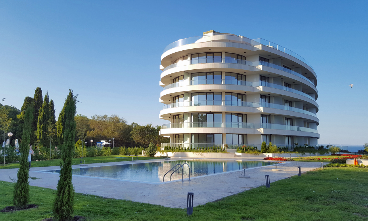 Комплексът има уникално местоположение – намира се на висок скат над брега на морето в рамките на големия парк на „Гранд хотел Варна“.