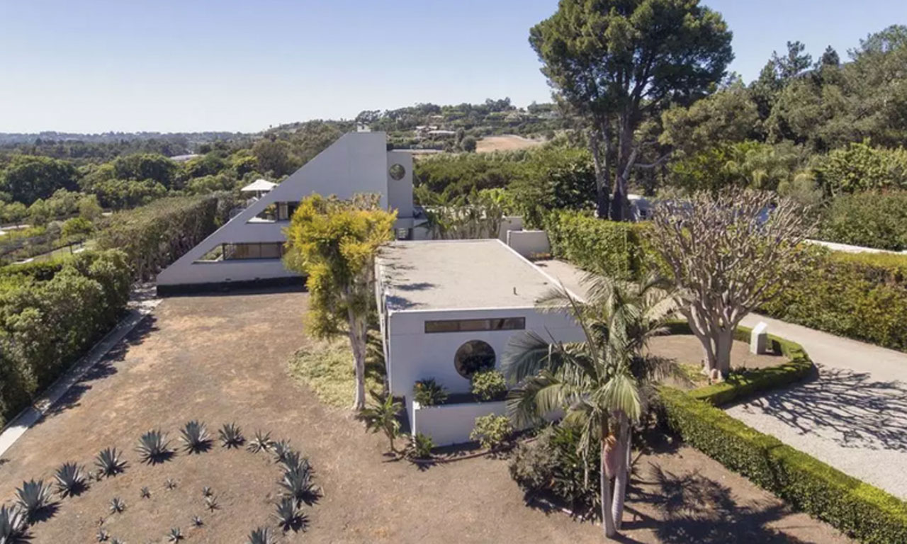 Проектирана от калифорнийския архитект Елис Гилман за лично ползване, къщата е включена в епизода 
