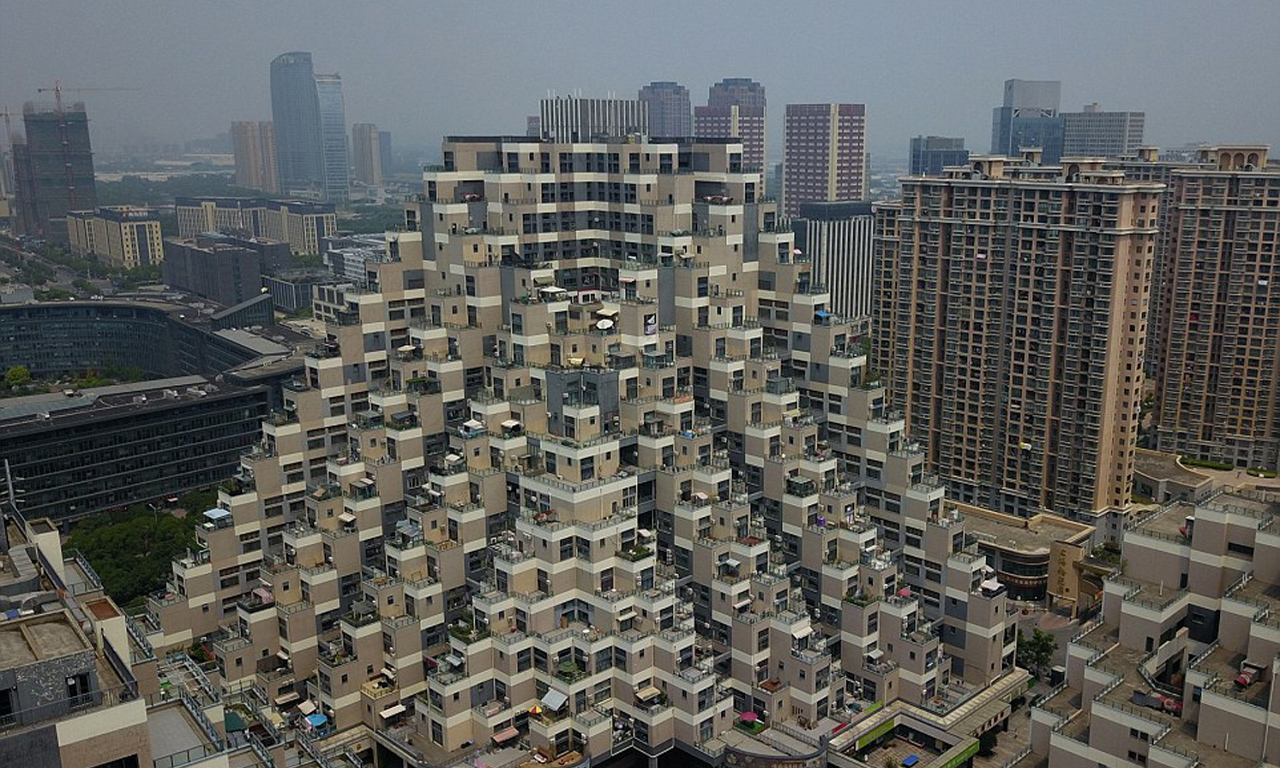 Футористичната 18-етажна сграда в китайския град Куншан, близо до Шанхай, се превърна в истинска сензация в интернет.