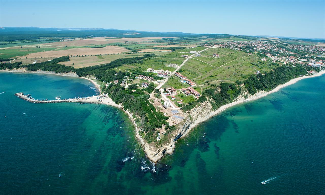 Средните цени на ваканционни имоти в Бяла са около 40 000 евро, а в престижните северни морски курорти „Св. Св. Константин и Елена“ и „Златни пясъци“ са в диапазона 75 000 – 80 000 евро.