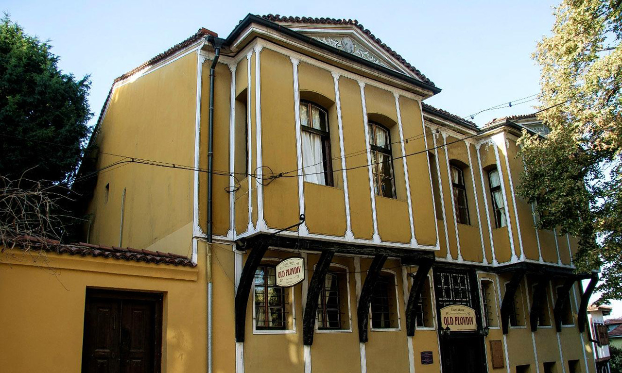 Бутиковият хостел в Пловдив се намира в сграда, строена през 1860 година, всички мебели са антикварни.