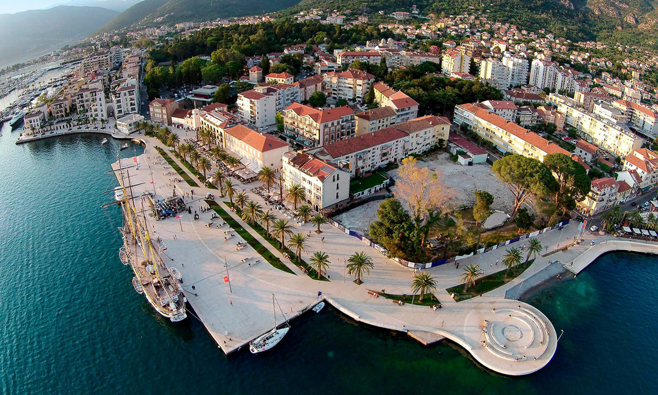 Най-малката балканска държава, Черна гора, не спира да омагьосва с красивата си природа, умело съчетала великолепието на планините с безкрайното синьо на морето, реките и езерата.