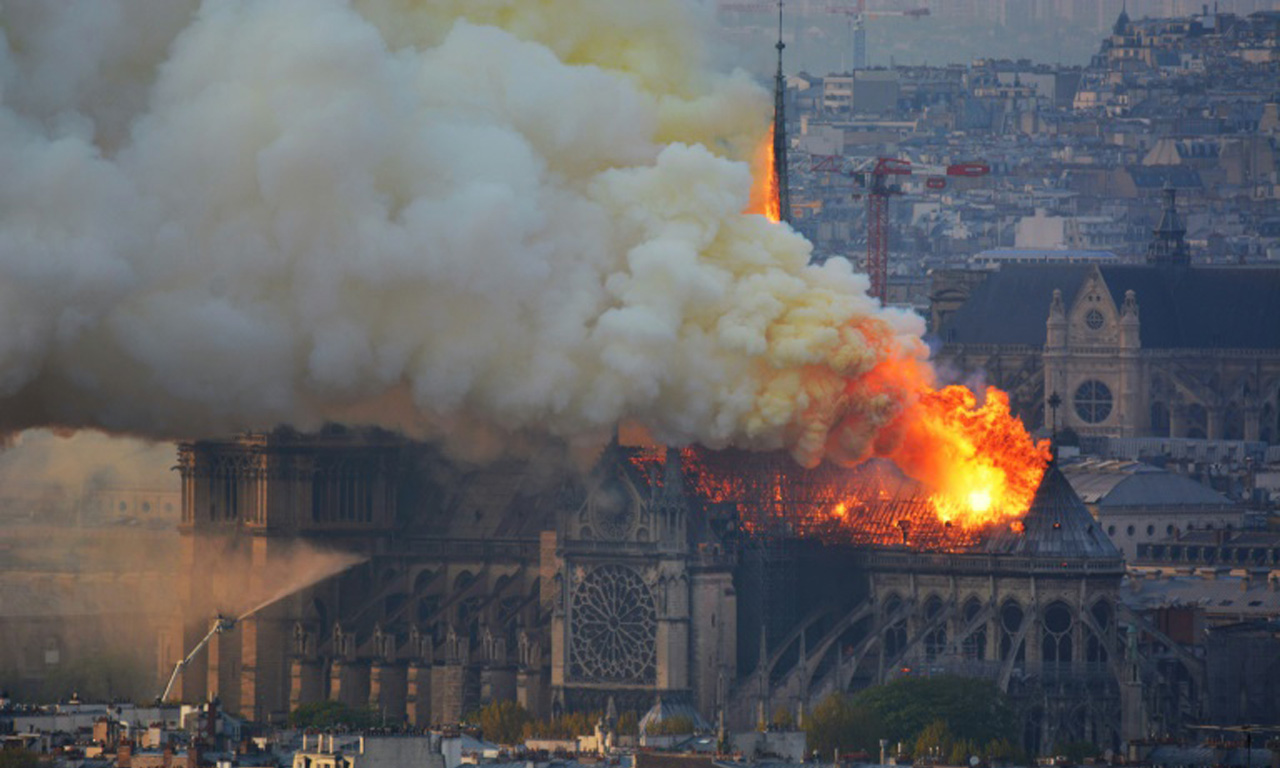 Исторически и културен шок: катедралата „Нотр-Дам“ е опожарена!  Как осъмна Париж?