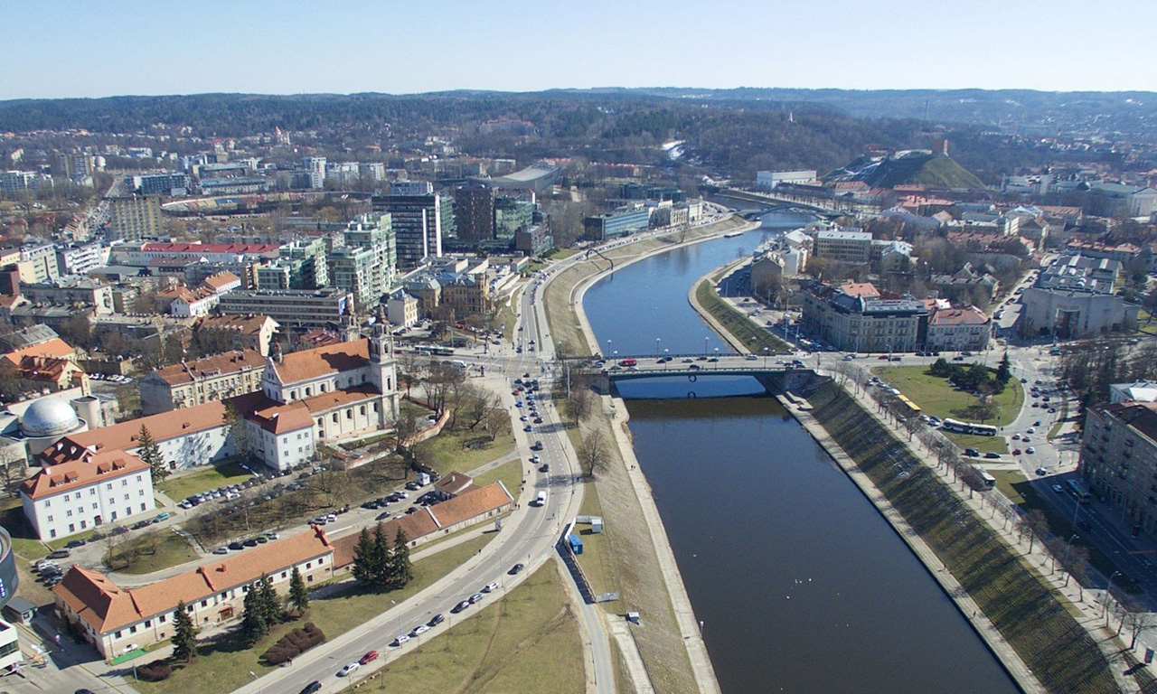 Цената на апартамент в град Вилнюс може да достига до €1 млн, а еднофаамилна къща се продава на цени между €450 000 до €2 млн.
