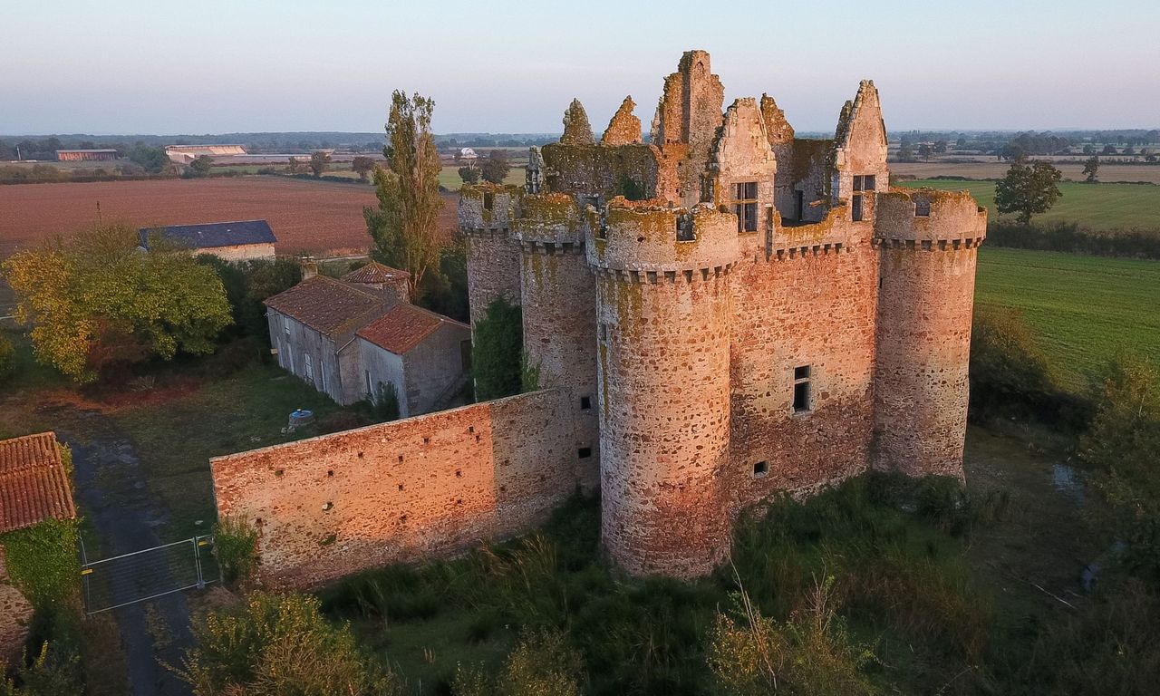 Коледа подари живот на средновековен замък във Франция
