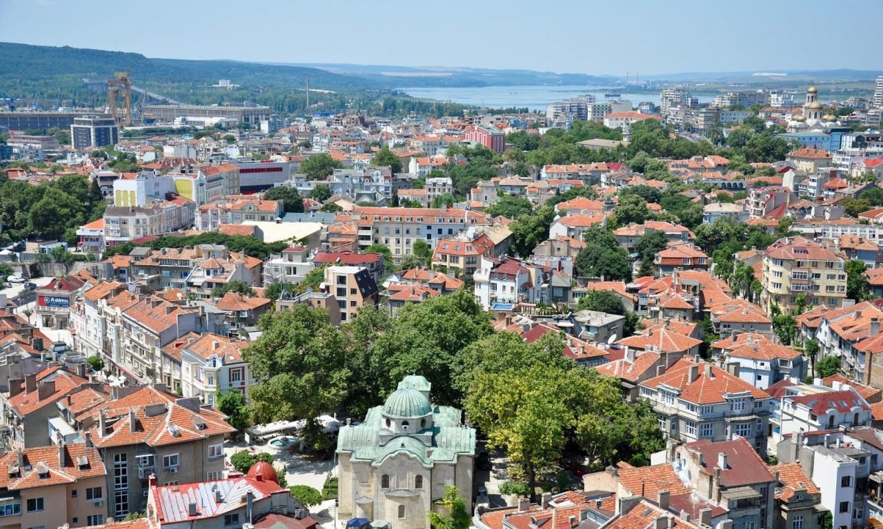 Пазарът за недвижими имоти във Варна отчита плавно повишаване на цените от началото на 2016-та година, като очакванията са тази тенденция да се запази и ръстът на цените в края на годината да достигне около 10%.