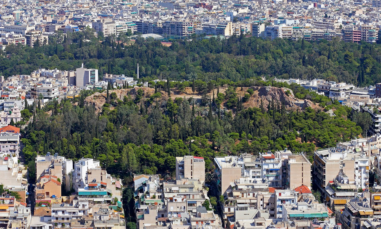 По думите му, изборът на този район не е случаен: той е удобен заради близостта си с центъра на Атина и туристическите забележителности, както и заради по-ниските цени на имотите. 