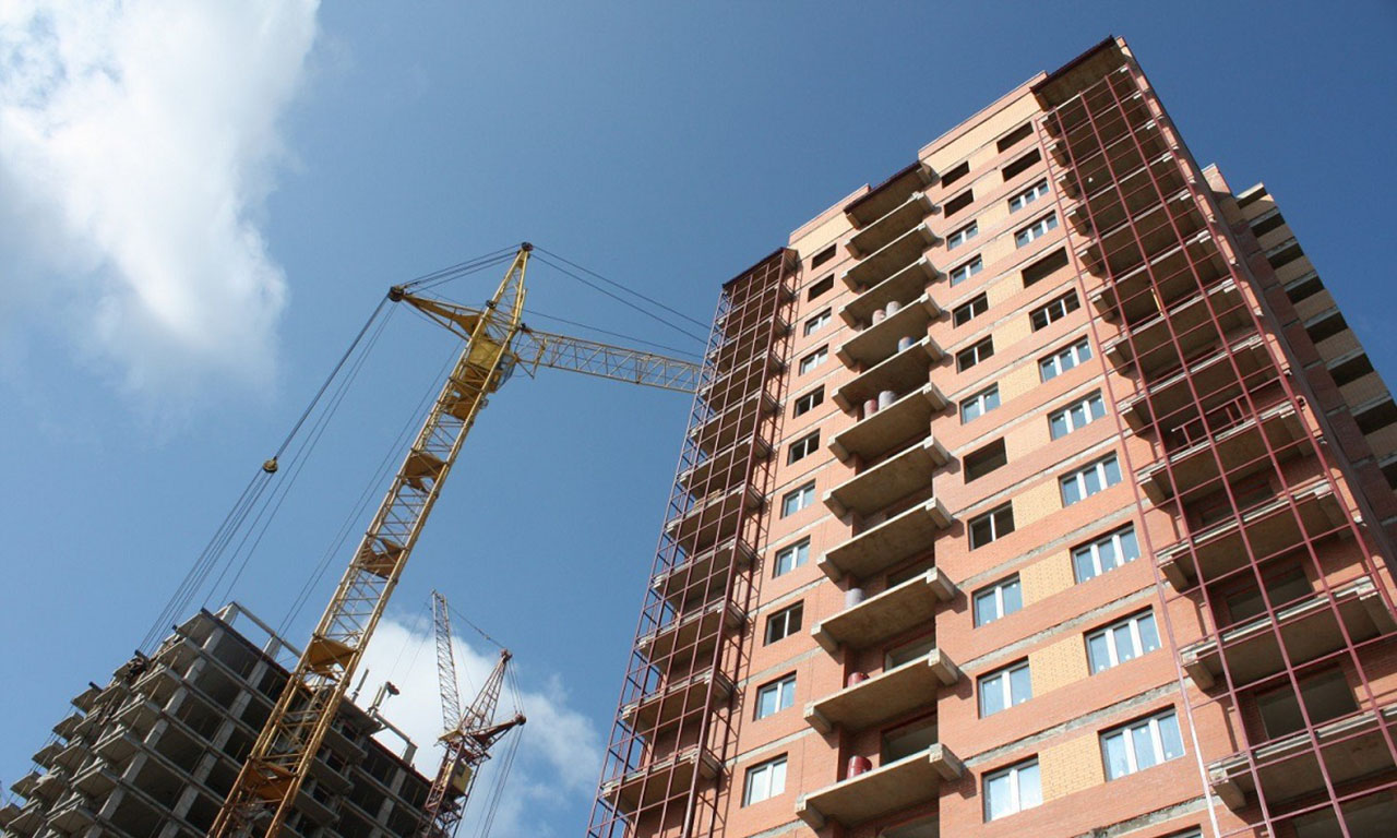 Местните строителни фирми и анализаторите на строителния пазар се надяват, че данъкът няма да е прекалено обременяващ