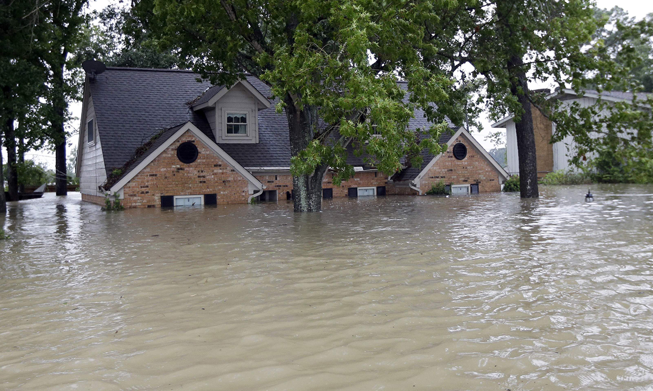 Анализът на снимките позволява на експертите да твърдят, че в резултат на «Харви» в посочените градове са наводнени най-малко 30 000 къщи.
