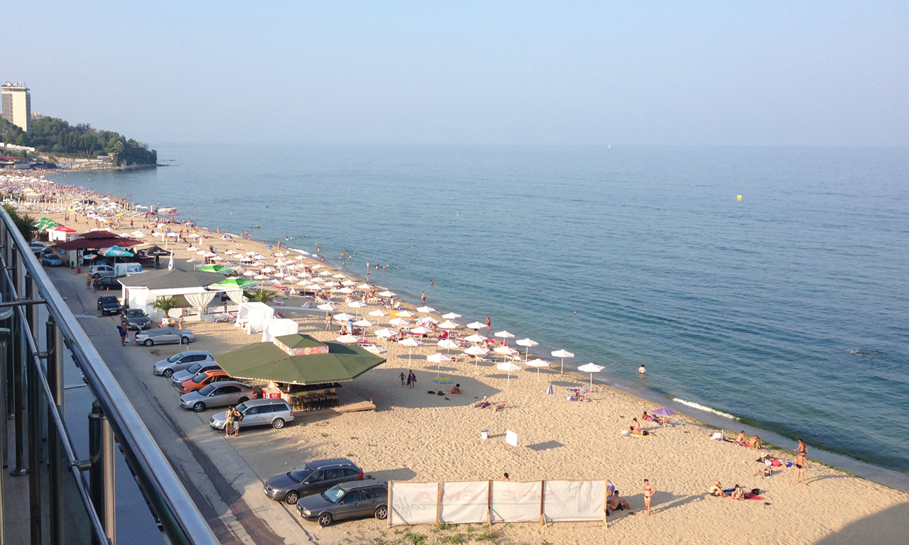 Проверките на Министерството на туризма за спазването на договорите за наем и концесия на морските плажове по цялото Черноморие ще продължават ежедневно през целия активен туристически сезон.