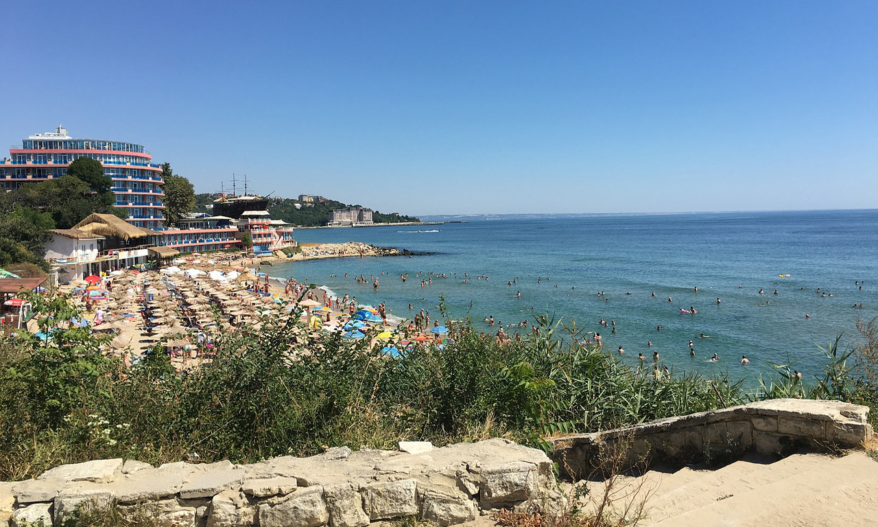 Летният туристически сезон във Варна започна! Скоро откриват и плажовете.