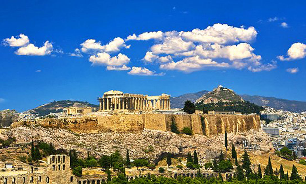 Сделките с недвижими имоти в Гърция са спаднали с над 70 на сто именно от 2008г. до 2015г., в резултат на което правителството приложи мерки за строги икономии, разклащайки столицата с граждански вълнения.