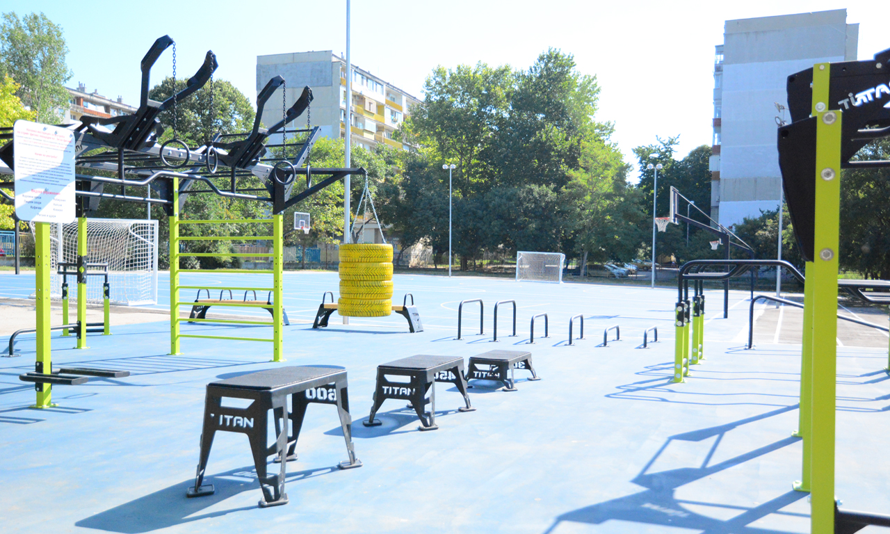 Поредният нов спортен обект в квартал „Аспарухово“ е част от пилотния проект на Община Варна за модернизиране на 10 училищни дворове и превръщането им в зони за спорт не само за учениците.